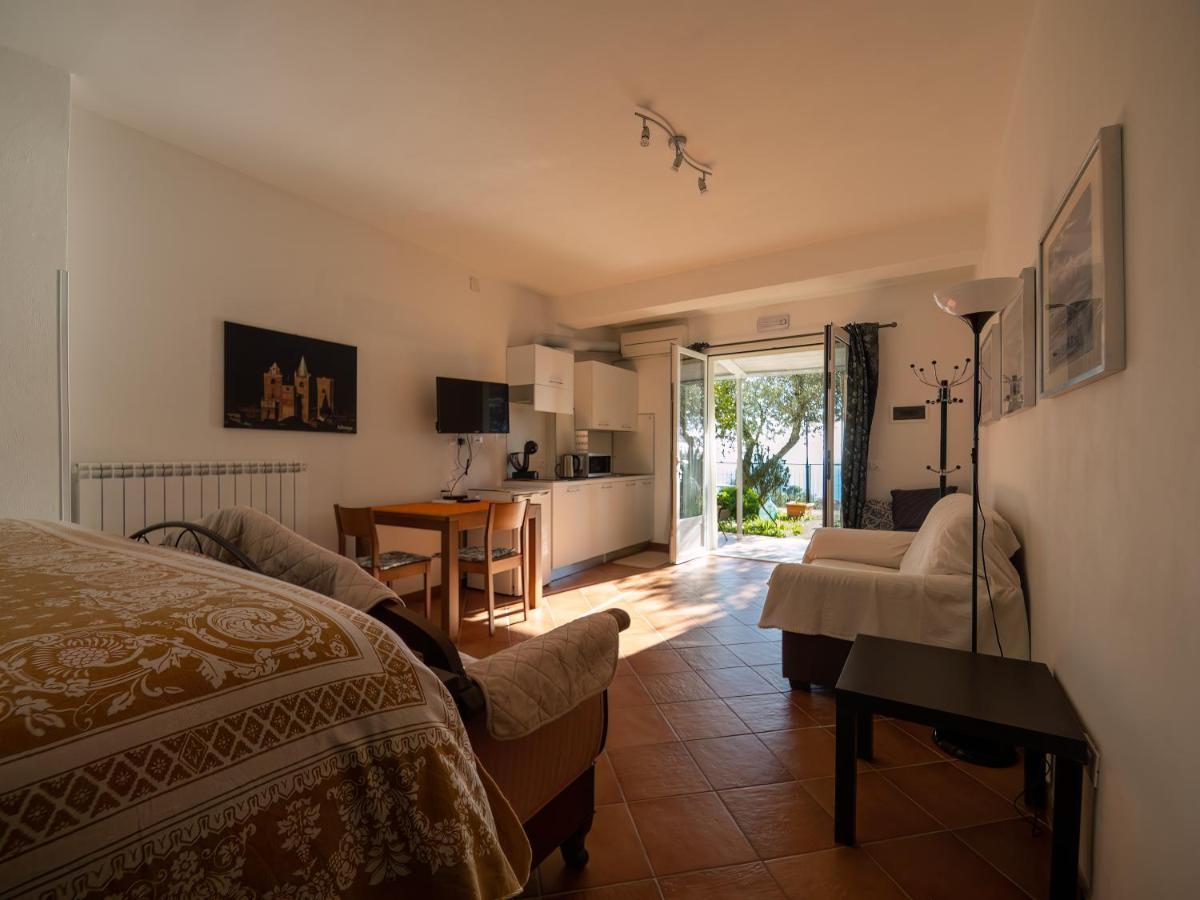 Tra Gli Ulivi Bed & Breakfast Pietra Ligure Exterior photo
