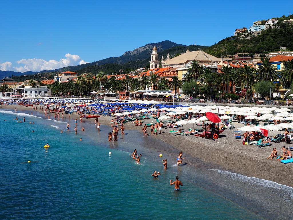 Tra Gli Ulivi Bed & Breakfast Pietra Ligure Exterior photo
