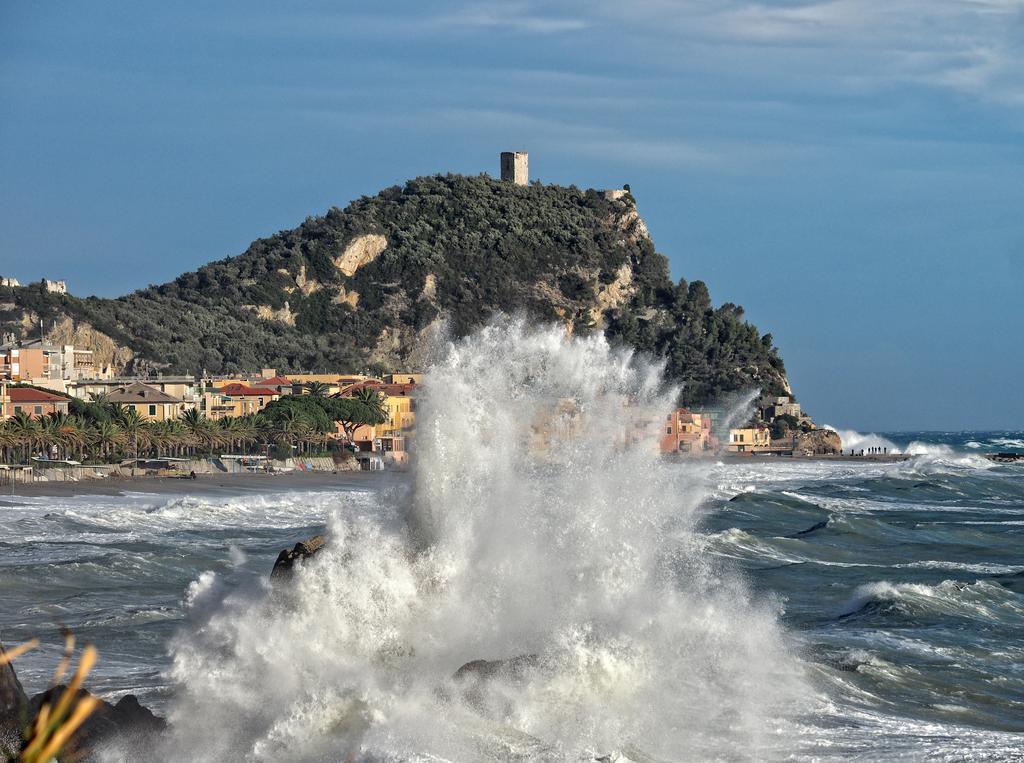 Tra Gli Ulivi Bed & Breakfast Pietra Ligure Exterior photo