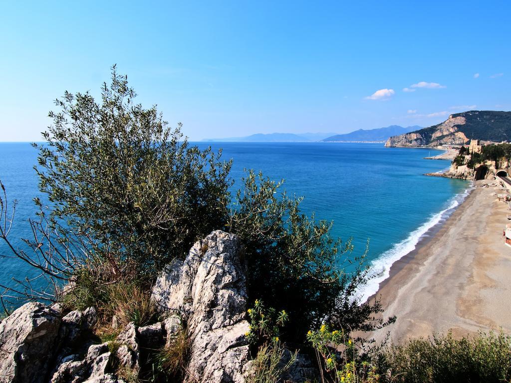 Tra Gli Ulivi Bed & Breakfast Pietra Ligure Exterior photo