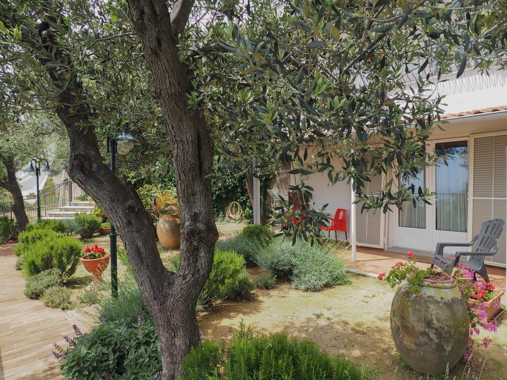 Tra Gli Ulivi Bed & Breakfast Pietra Ligure Exterior photo