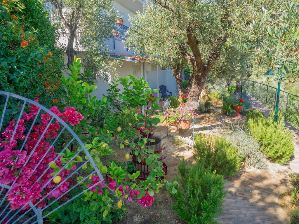 Tra Gli Ulivi Bed & Breakfast Pietra Ligure Exterior photo